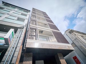 日中のホテル外観。お隣にはファミリーマートさん、さらにその隣にはローソンストアさんもございます。