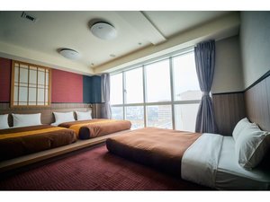 最上階のデラックスツインルーム。ソファをベッドに組み替え、最大6名様までご利用いただけます。