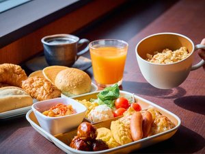 朝食の盛り付け例。パン、野菜、お肉、グラノーラ…栄養バランスに配慮した組み合わせをお楽しみ頂けます