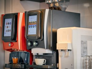 コカ・コーラ社製のドリンクサーバーとコーヒーマシン。2階ラウンジにて飲み放題となっております。