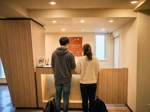 フロントのご利用イメージ。こちらにてチェックインを承っております。