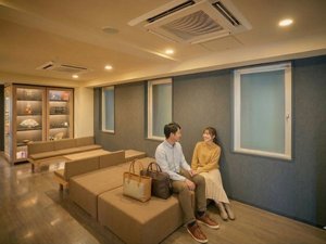 2階 ロビーのご利用イメージ。ソファと長椅子の上で、ゆったりとお寛ぎいただけます。