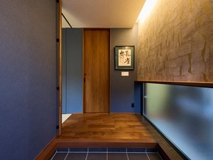 *【孔雀/玄関】和モダンな設えが旅の始まりを優雅に演出いたします