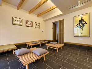 *【ロビー】木の温もりに包まれた静かな空間で、心ほどける寛ぎの時間をお過ごしください