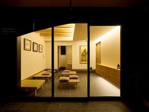 *【ロビー】夜の灯りに映える和モダン空間で、非日常の滞在をお楽しみください