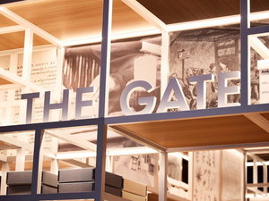 THE LIBRARY | ゲストを迎える大きなゲート―― the gate