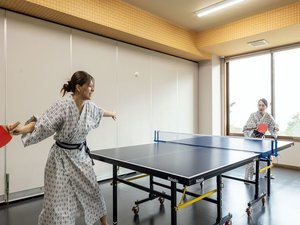 卓球勝負で家族や友人と過ごす夜のひとときを