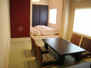 「あじさいの部屋」新しくできた和洋室。こだわりのベッドがおすすめでカップルに人気