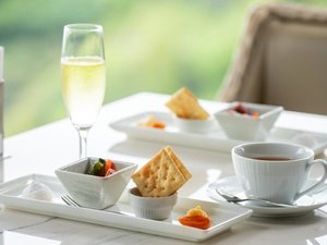 「カフェテラス」 ご宿泊者様には、生ビールやソフトドリンクなどを無料でご用意しております。