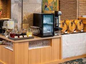 「カフェテラス」 ご宿泊者様には、生ビールやソフトドリンクなどを無料でご用意しております。