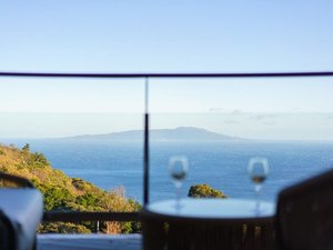 客室からも太平洋に浮かぶ伊豆諸島を見渡す高台からの眺めをお楽しみいただけます。