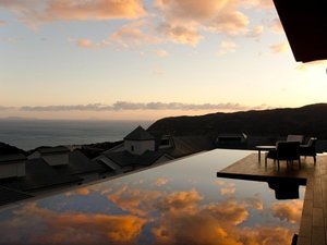 玄関棟テラス 水盤から連なる太平洋に浮かぶ伊豆諸島を見渡す高台からの眺め。