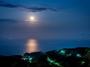 ホテルからの眺望 「ムーンロード」 満月の頃、条件が整えば、夜の海に月光が一筋の光を映し出します。