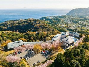 ホテル外観 高台から海を見渡す、伊豆熱川のヒルトップに佇むスモール プレミア リゾート。