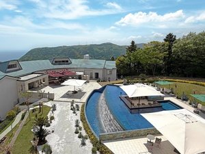 「WAVE Garden」 水盤中央のカウンターでは足湯も楽しめます。