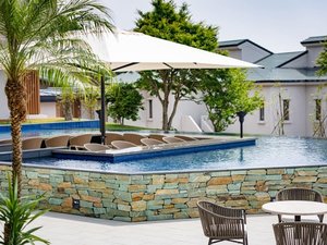 「WAVE Garden」 水盤中央のカウンターでは足湯も楽しめます。