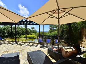 【シギラ黄金温泉(リゾートエリア内)/展望風呂】湯温42度前後の露天風呂。爽快さを感じられます。