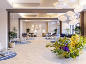 【ホテルロビー】シギラビーチを目の前に心解き放たれる空間、 洗練されたホスピタリティを