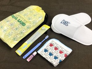お子さま用の歯ブラシ、スリッパ、ハンカチを巾着袋にセットとして、ご希望の方へお渡しております。