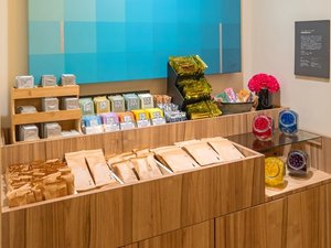 【ロビー・フロント】豊富なアメニティをフロント横に用意しております。