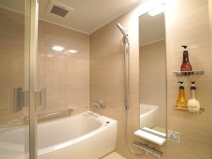 シャンプー類はPOLAのアロマエッセゴールド。ホテルでも中々仕入れできないほどの人気アメニティです。
