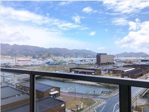 プレミアツインルームのバルコニーからは大船渡湾と新市街地が一望出来ます