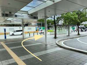 ����������50m�قǐi�݁A�˂�����𓹂ɉ����ĉE�ɋȂ���܂��B20m�قǐi�ނƉ��f����������܂��B