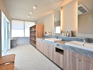 【脱衣所スペース】清潔感のある、広々とした脱衣場です。