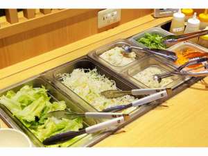 ご飯やサラダ、ドリンクはおかわり自由