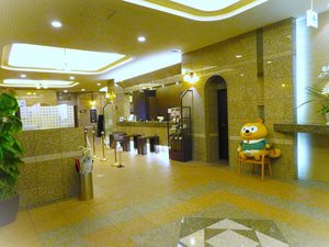 1階正面入り口を入ると左側にフロントがございます。車いすのご用意もございます。お申し付けください。