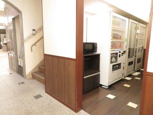 電子レンジは1階自動販売機コーナーにございます。