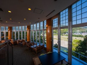 高知県のほぼ中央、土佐和紙発祥の里・いの町の高台から仁淀ブルーを眺められるラウンジ。