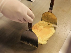 鉄板で焼き上げる