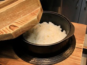 お米は季節に応じたブレンドの【八代目儀兵衛】を使用しております。