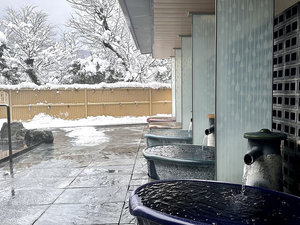 【しずかの湯:露天風呂】限られた日にだけ楽しめる「雪見風呂」。美しい冬の贅沢に癒されてください。