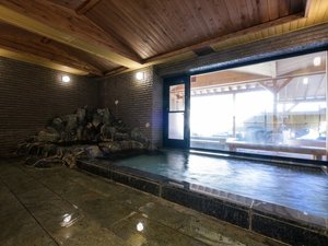 天然石造りの、風合い豊かな岩風呂