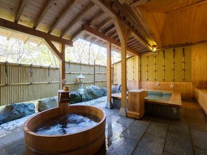 露天風呂は屋根付きとなっており、雨天でも風情を味わいながらお楽しみいただけます。