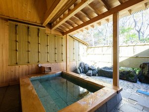 檜が優しく香る解放感あふれる露天風呂で心まで洗われるようなひと時を。