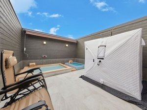 【露天風呂一例】プライベートサウナ・水風呂を全棟に設置しております。