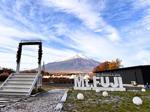絶景フォトスポット! 富士山を背景に、 この時期限定の富士山と紅葉の競演を、記念の一枚にしませんか。