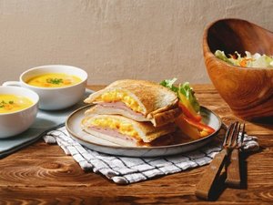 ホットサンドとサラダに加え、冬季(11月〜4月)はかぼちゃポタージュをご提供いたします。
