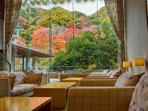【ラウンジ】色鮮やかな秋景色