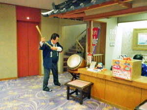 *福引富九時大会/館主自らが太鼓をたたいて盛り上げます!