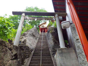 *高龍神社への道のり2/神社へは長い階段を上っていきます。(エレベーターもあるのでご安心下さい)