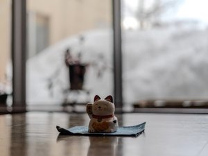 ロビー:館内にはたくさんの縁起物が。