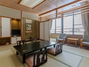 高龍館お部屋一例:四季折々の蓬平の自然を一望できる和室10畳+2畳のお部屋です。