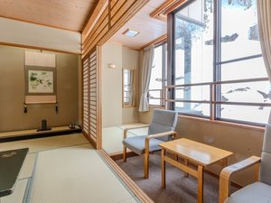 高龍館お部屋一例:四季折々の蓬平の自然を一望できる和室10畳+2畳のお部屋です。