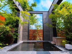 客室専用の露天風呂。湯布院の空と緑を独り占めする贅沢な時間をお過ごしください。