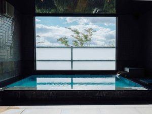 保湿成分たっぷりの「美白の湯」。とろりとした名湯に包まれ、湯上がりはしっとり卵肌。