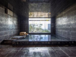 大きなガラス窓が切り取る四季の風景。静寂に包まれた大浴場で、旅の疲れを心地よくリセット。